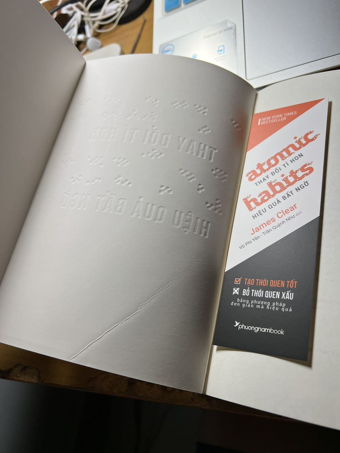 Đưa sách trên kệ giao cho khách, bìa sách móp méo. Trang cuối nhăn nheo và thừa giấy. Mở sách ra thì thấy có miếng bìa chặn sách đặt ngay giữa, chứng tỏ có người đang đọc. Rất không hài lòng