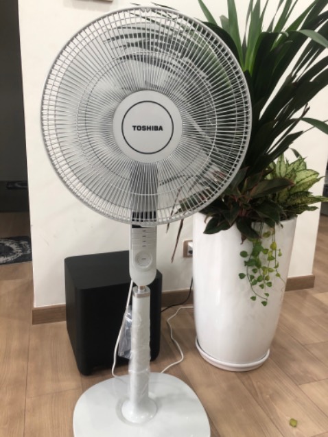 Tiếng gió hơi ồn, các chi tiết chưa sắc sảo, nút bấm lỏng lẻo, remote hơi yếu. Nói chung tạm ổn trong tầm giá. Hi vọng motor bền.