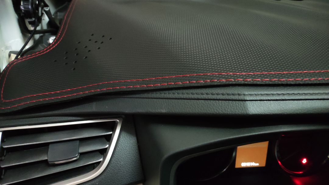 Không được ôm theo xe lắm, theo bên này thì thiếu bên kia