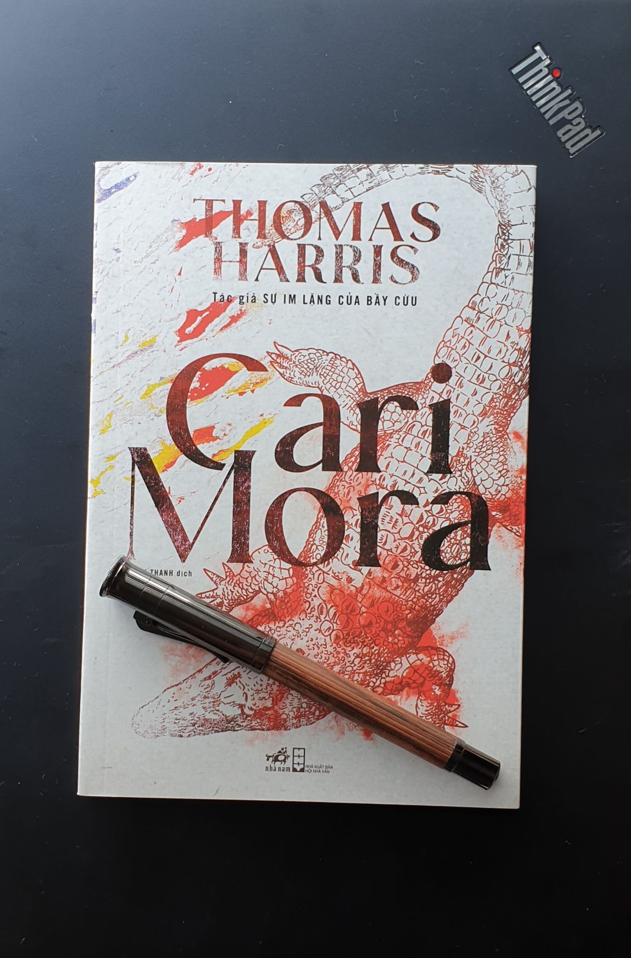 Tiki vẫn giao nhanh và đóng gói tốt như mọi khi.

Riêng về phần truyện, quen với những tác phẩm viết nhiều (dày) của Thomas Harris rồi, nên khi nhận cuốn này có chút thất vọng, mặc dù chưa đọc nội dung, đặc biệt đây là tác phẩm thai nghén sau 13 năm ngừng viết của ông. Có cảm giác ông đã ít nhiều cạn ý tưởng, lòng nhiệt huyết đã giảm đi ít nhiều. 
Sách in khổ 14 x 20,  266 trang cả bìa, so với các cuốn trước khổ 15.5 x 24 ít nhất từ 300 trang trở lên. Trông lọt thỏm và bé nhỏ so với các tác phẩm khác cùng tác giả.
Ngoài ra, giá sách Nhã Nam giờ lên kinh thật!!!