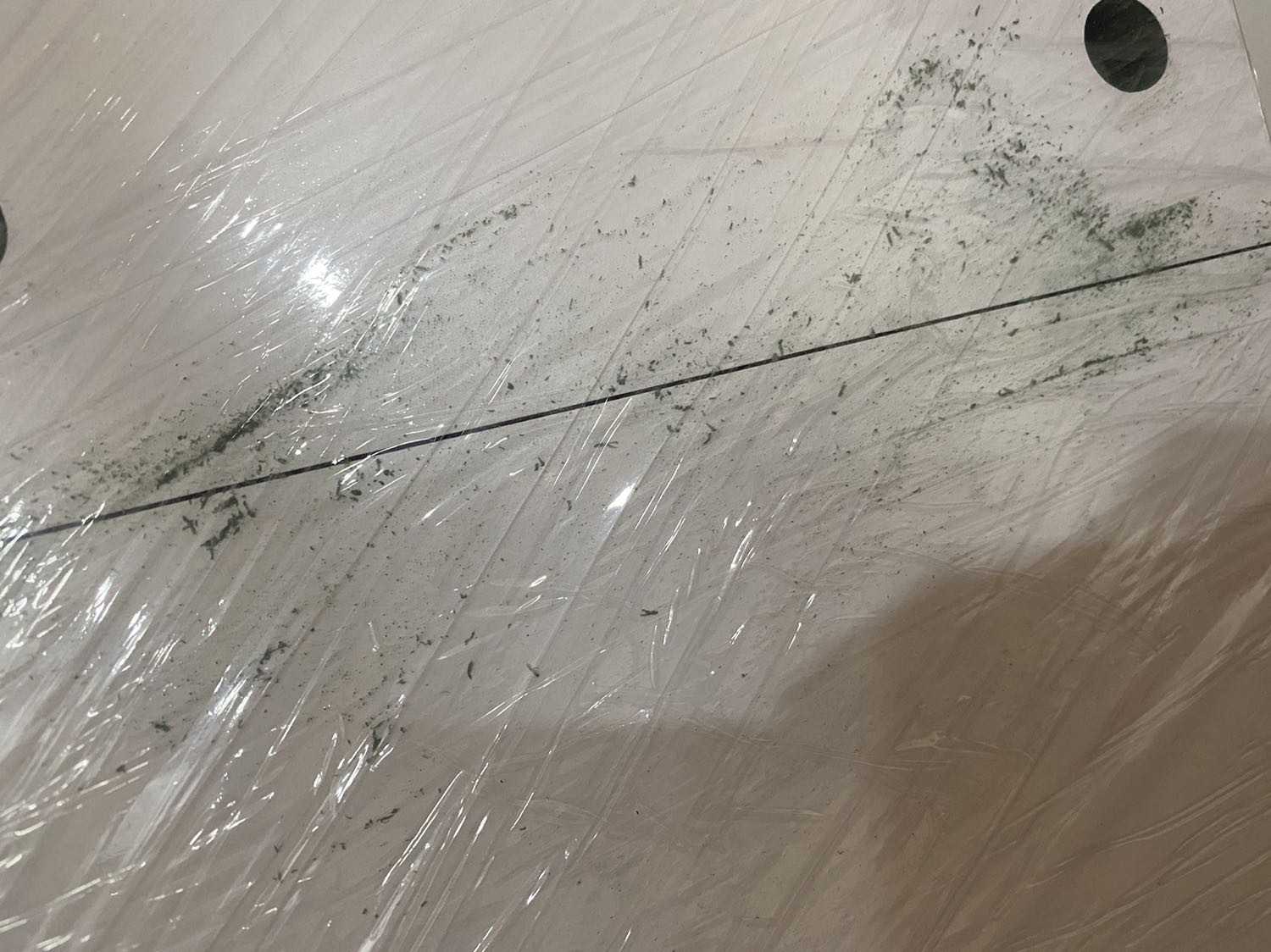 Kệ bẩn kinh khủng, nhà sản xuất không vệ sinh trước khi giao hàng