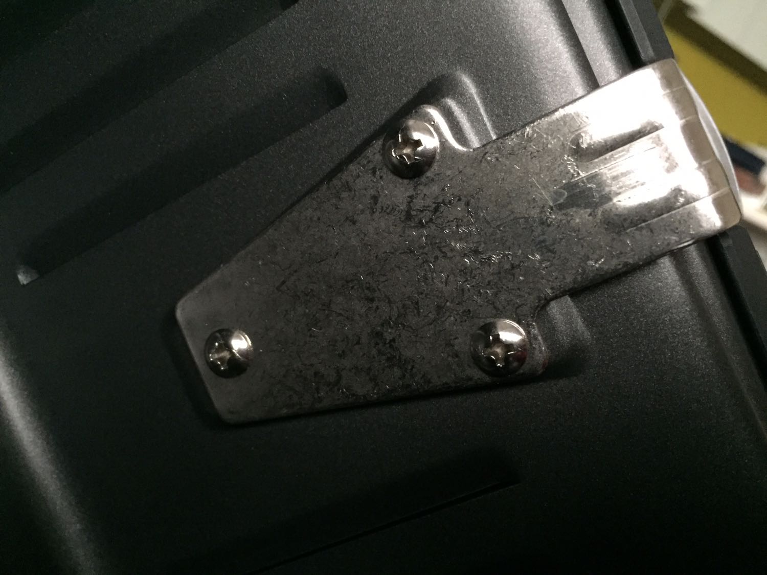 Nồi mới mua nhưng bám bụi ở các kẽ, đặc biệt là ở khe thoát hơi nóng, ố và trầy nhiều chỗ, không thể chùi đi được, bộ phận dẫn nhiệt còn bị gỉ. Mới chiên thử đùi gà thì hoạt động ổn, chín đều nếu trở thêm 1 lần giữa lúc chiên. Không biết dùng được bao lâu vì như hàng dùng rồi đã đổi trả, sửa lại rồi bán cho khách khác