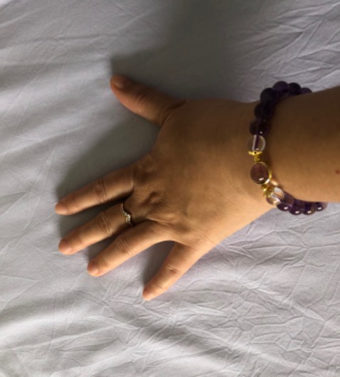 Mình hài lòng lắm. Shop đã chỉnh đúng ni tay cho mình. Mình hi vọng đeo vòng tay vào sẽ được mạnh khỏe. Mình sẽ đặt thêm 1 mẫu Tgạch anh tóc vàng cho bạn.
Cám ơn shop Ngọc Quý nha. 
Nhân viên giao hàng cực kì tử tế, mở hộp đeo vô cho mình luôn. Mình đang trị bệnh ở bệnh viện, em ấy ngồi đợi mình và chào hỏi ân cần.