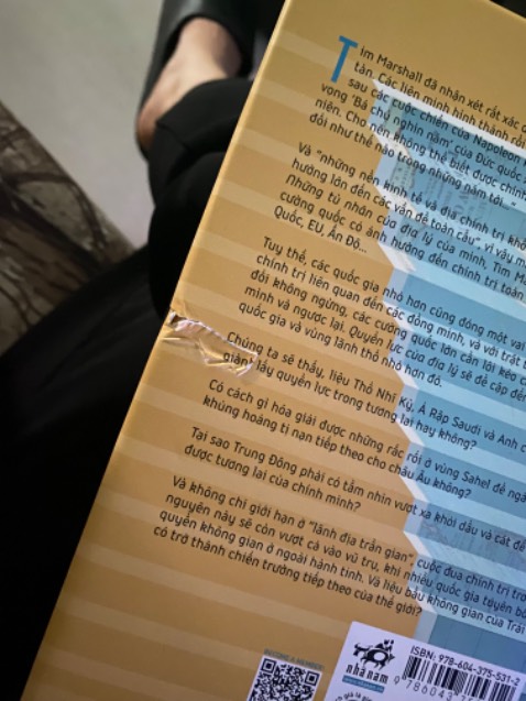 Giao hàng nhanh, nhưng vận chuyển bị rách 1 góc của thùng dẫn tới trầy sách rồi. Sách in đẹp.