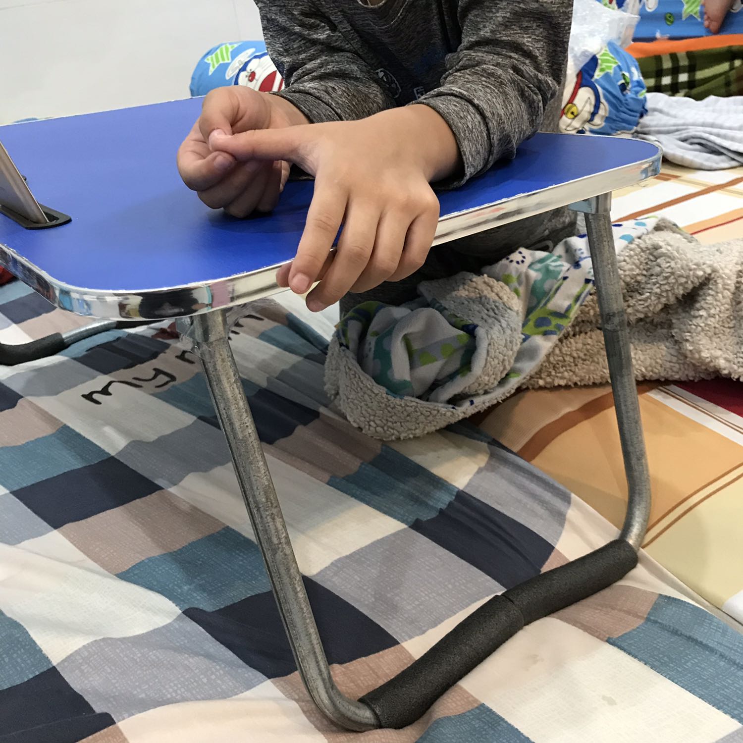 Chất lượng hoàn thiện sản phẩm quá kém!
Góc cạnh bản lề chân bàn sắc nhọn, không an toàn cho trẻ