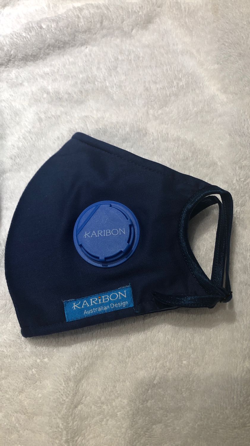 Khẩu trang dày dặn nhưng không bí thở, chất liệu tốt như quảng cáo, đeo lâu cũng ko bị mùi và có hơi ẩm như khẩu trang thường. Mình mua để dùng khi xuất cảnh sang Úc và mua cả mấy cái làm quà tặng cho gđ bạn bè bên ấy. Rất hài lòng về chất lượng sp.