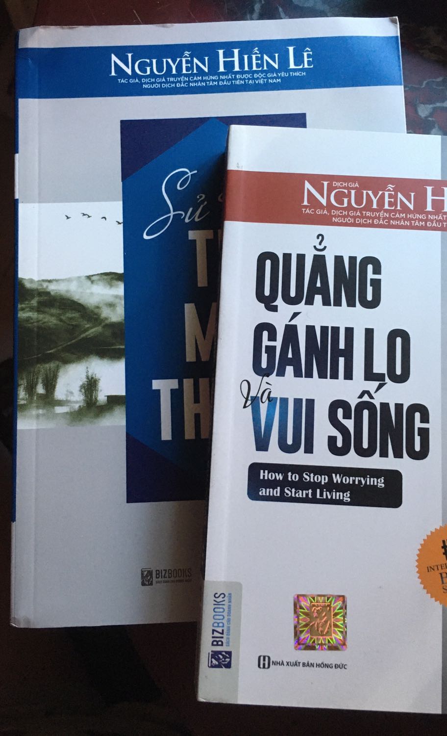 Mình vừa nhận đc sách.  Lần này nhận hàng  sách bị móp méo gập góc. Chắc do vận chuyển đợt này nhiều hàng nên có thể bỏ qua được. Sách vẫn chuẩn ae nhé