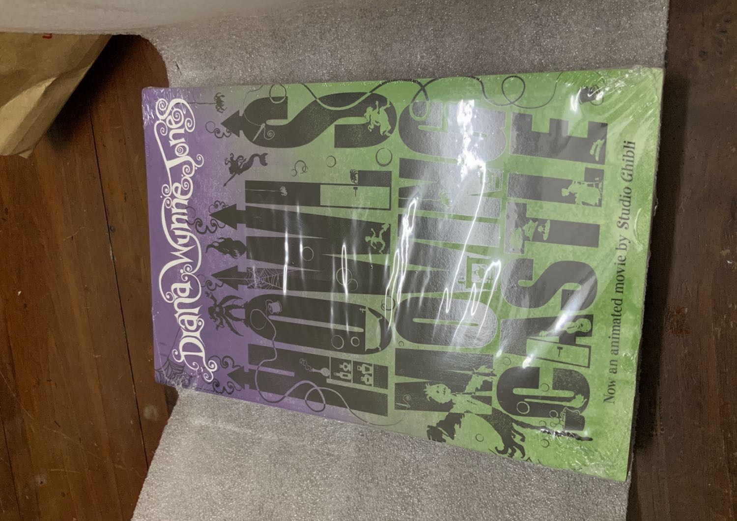 Đóng gói kĩ, giao nhanh, giấy loại tốt nên nhẹ và dễ cầm sách.