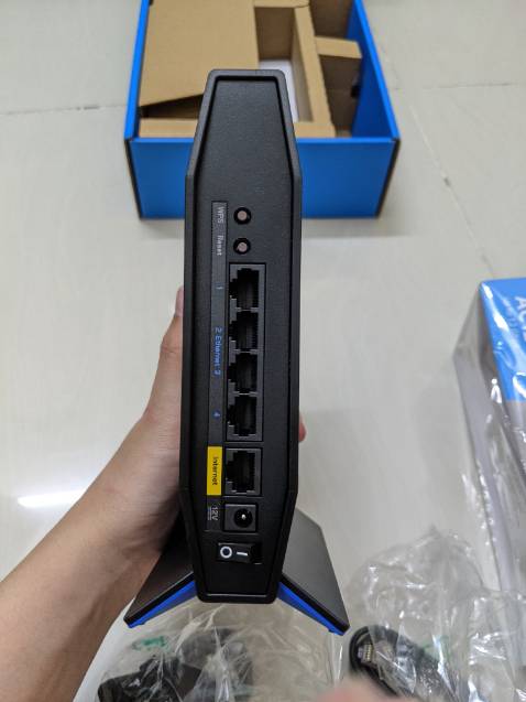 Nhỏ gọn, đẹp. Sóng mạnh khi ở gần (づ⁠｡⁠◕⁠‿⁠‿⁠◕⁠｡⁠)⁠づ.
Nhà cung cấp đóng gói sản phẩm nhìn sợ 1 chút. Có mấy lớp xốp bóng khí thôi.
Phụ kiện gồm: router, nguồn 12V, 1 dây Ethernet, HDSD, và các chấu tích hợp thay đổi với nguồn.
Đọc thấy k có dây LAN nên làm bấm dư 1 dây 😅