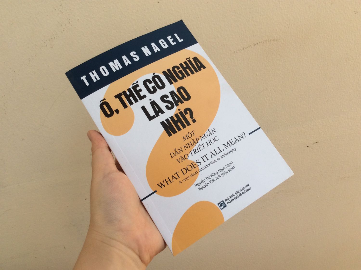 Cuốn sách dẫn tui qua các câu hỏi đã làm bù đầu bù cổ các triết gia từ cổ chí kim đến giờ và gợi nên các góc nhìn về các câu hỏi ấy, cốt là khơi gợi :)) vì triết học về cơ bản là đa dạng các góc nhìn, tư tưởng khác nhau trên cùng một vấn đề, không hề có câu trả lời xác định trừ phi mình muốn tin là thế Cuốn sách dẫn tui qua các câu hỏi đã làm bù đầu bù cổ các triết gia từ cổ chí kim đến giờ và gợi nên các góc nhìn về các câu hỏi ấy, cốt là khơi gợi :)) vì triết học về cơ bản là đa dạng các góc nhìn, tư tưởng khác nhau trên cùng một vấn đề, không hề có câu trả lời xác định trừ phi mình muốn tin là thế