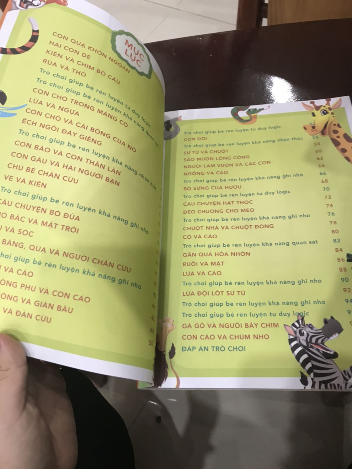 Ảnh đẹp chữ to, cuốn truyện to bằng tờ A4. Gồm truyện ngụ ngôn ngắn ngắn dễ đọc cho bé, tô màu, ghép hình... Nhưng minh hoạ nhiều chỗ chưa đúng (ví dụ truyện về sói nhưng lại minh hoạ con cáo nên bé ko đồng ý khi mình đọc theo truyện là con sói). Từ ngữ dùng chưa phù hợp lắm với các bé hoặc câu cú còn lủng củng chưa gãy gọn. Vì vậy  khi đọc mình có thể tự chuyển thành các từ tích cực hơn (ví dụ bác nông phu quyết tâm trả thù, nghe khá nặng nề). Nhìn chung đáng mua nhé các mẹ.
