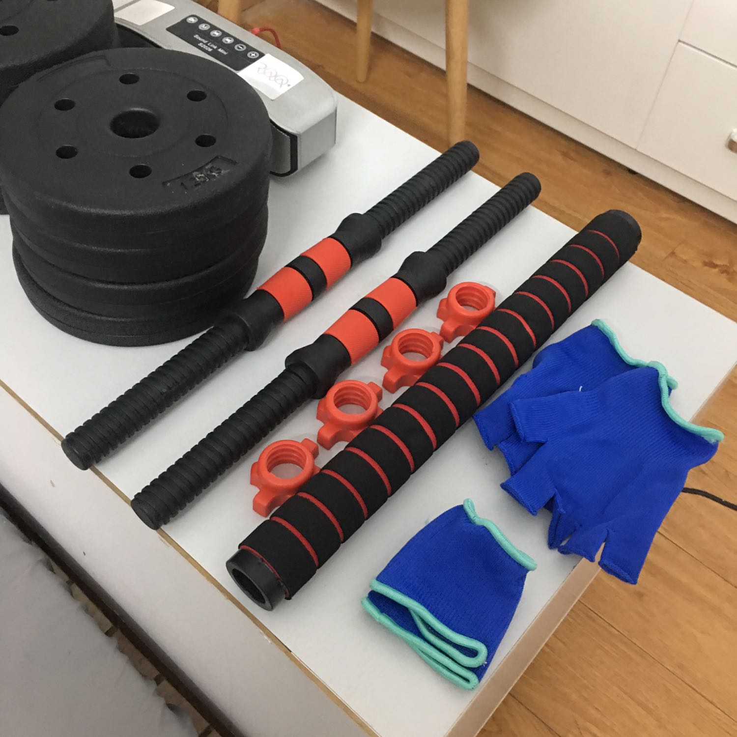 Thật sự cực kỳ hài lòng. Sản phẩm bọc bằng 3 lớp rất cẩn thận. Sản phẩm sạch sẽ và cầm chắc chắn. 1.25; 1,5; 2kg mỗi loại 4 cục. Tay đơn tay ngang đầy đủ. Còn được tặng kèm băng đô tay và găng tay. Thật sự rất vui và cảm thấy đáng đồng tiền bỏ ra. Cám ơn nhiều!