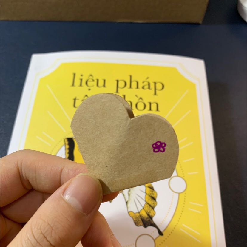 Sách đẹp giao hàng nhanh. Được tặng kèm bookmark bé bé handmade dễ thương. Mình đã đọc được 1 nửa và thấy đây là quyển sách giúp chính mình hiểu hơn về các tổn thương của bản thân, vì chỉ khi nhận diện và gọi tên đúng được vấn đề thì mới có thể từng bước tiến tới việc chữa lành. 1 cuốn sách đáng mua và đáng đọc của năm.