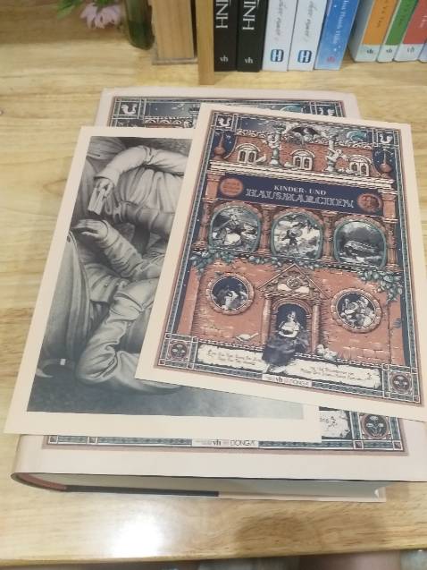 Nói thật là trc lúc nhận hàng mình kbt là nó to như vậy luôn á :) Khi đọc thì mình có thấy hơi lo ngại vì sợ gãy sách :') Nhg mà k sao, đẹp như mong đợi, mua về để trưng là chính nên tạm tha thứ. (Có mấy câu chuyện trong này ngắn nhg k mang ý nghĩa gì hết á nên mình hơi hoang mang :')) Trừ 1đ vì Tiki đóng hàng sơ sài nên quyển nào của m cx bị móp hết nha😢