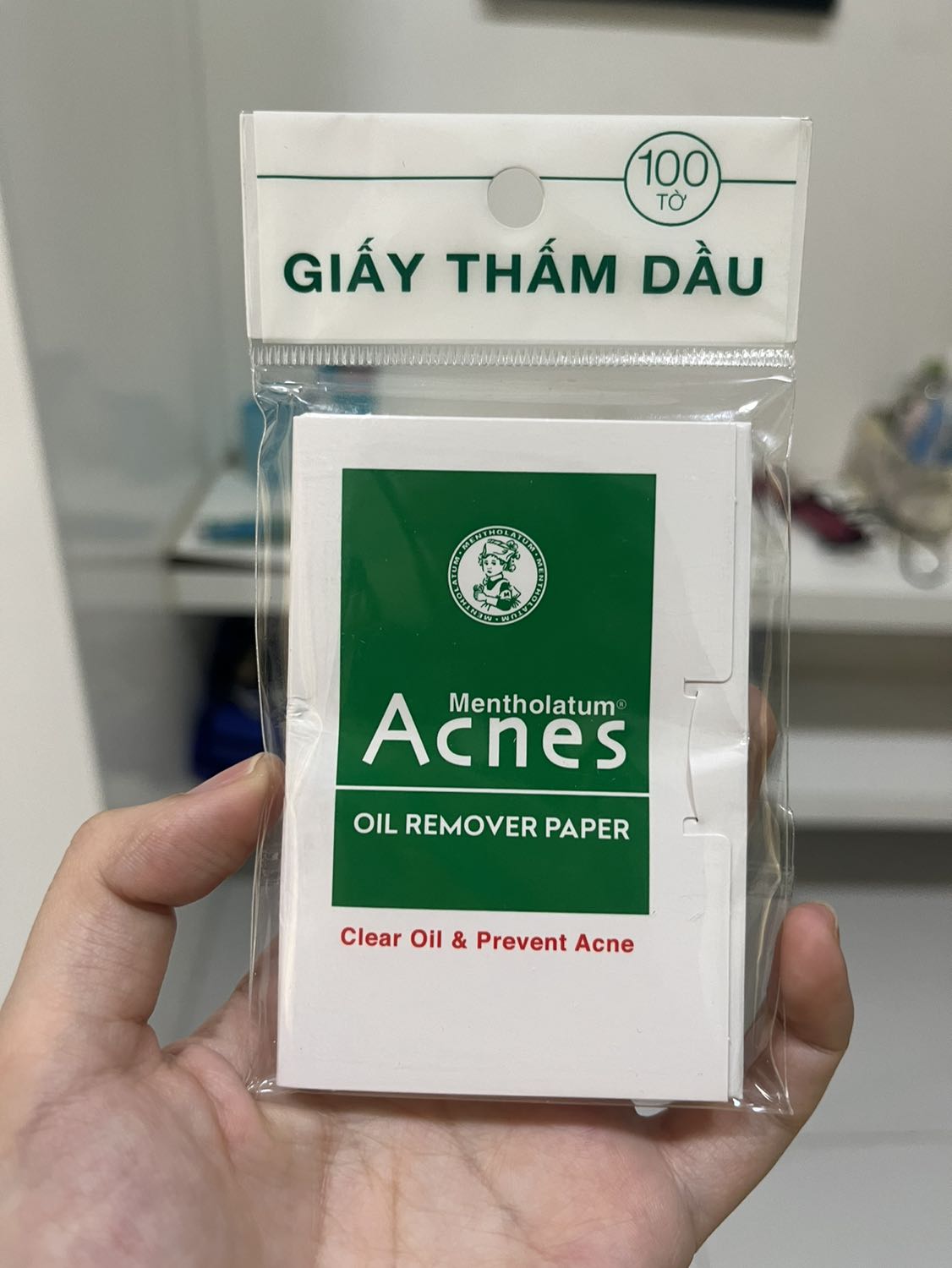 Dịch vụ: TIKI giao hàng nhanh, bảo quản tốt.
Sản phẩm: kem sánh mịn; có hương liệu nhưng mùi thơm dễ chịu; dưỡng ẩm tốt nhưng hơi đặc nên khó tán; bôi xong cảm giác da mặt mướt bóng; đặc quá nên hơi bí dễ lên mụn; khả năng chống lão hoá giảm thâm nám trung bình, chắc phải xài nhiều mới thấy rõ; giá cả hợp lý với chất lượng. Quà tặng kèm OK, date xa.
Chấm ⭐️⭐️⭐️⭐️.