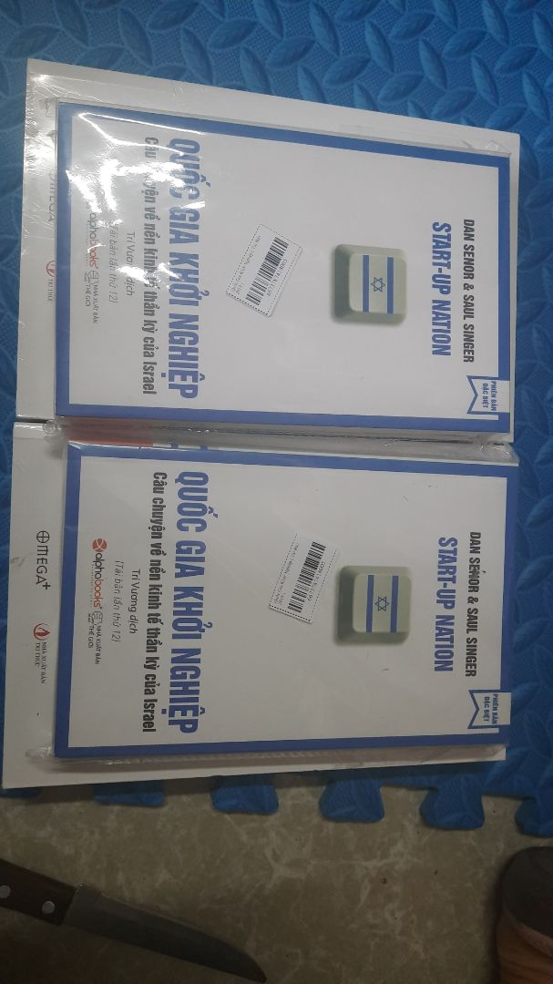 Đầu tiên mình đánh giá 3sao vì chất lượng của sách nhưng mình thực sự không hài lòng với cách đóng gói bao bì của tiki lần này. Hộp đựng thì méo mó, còn bị rách, nói chung là rất nát, và như có sự cố tình động chạm vào bao bì nào đó ở đây. Thêm nữa trong đơn hàng mình mua có 1 phần lì xì sách nhưng lúc nhận hàng thì không thấy mà bao bì còn rất đểu, thời gian giao hàng thì chậm hơn so với dự kiến, nói chung lần này mình có ấn tượng rất xấu về tiki.