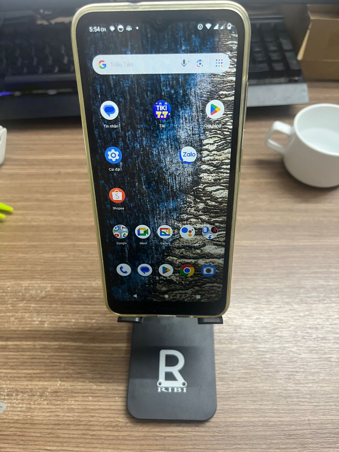 rất ngon nha, điện thoại mình to bự chảng nhưng để lên giá vẫn rất chắc chắn