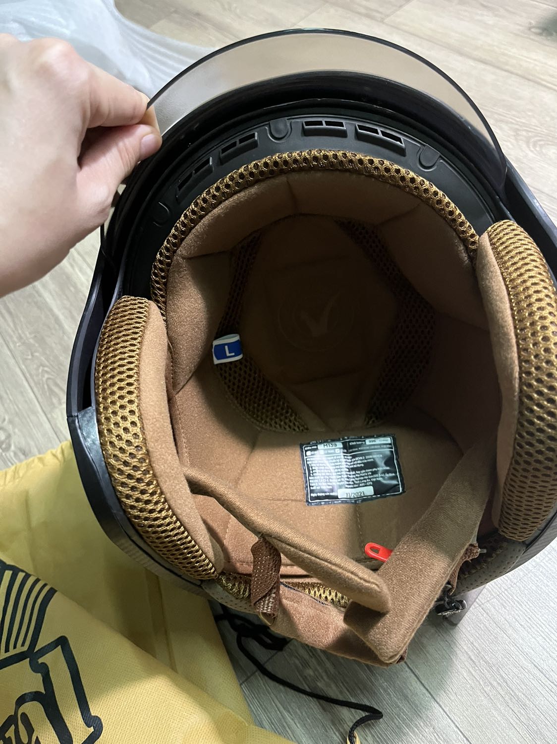 hành quá tốt so với giá! xịn sò lắm nhé, bạn mình thấy ok quá nên nhờ đặt mua giúp 1 cái! mình mua để đi xe máy về quê dịp tết, sợ ko kịp giao nên có nhắn shop nhờ đi đơn sớm! shop rất nhiệt tình và mình đã nhận hàng sớm hơn dự kiến tận 4 ngày! cảm ơn shop! cảm ơn shop! sẽ ủng hộ lần sau