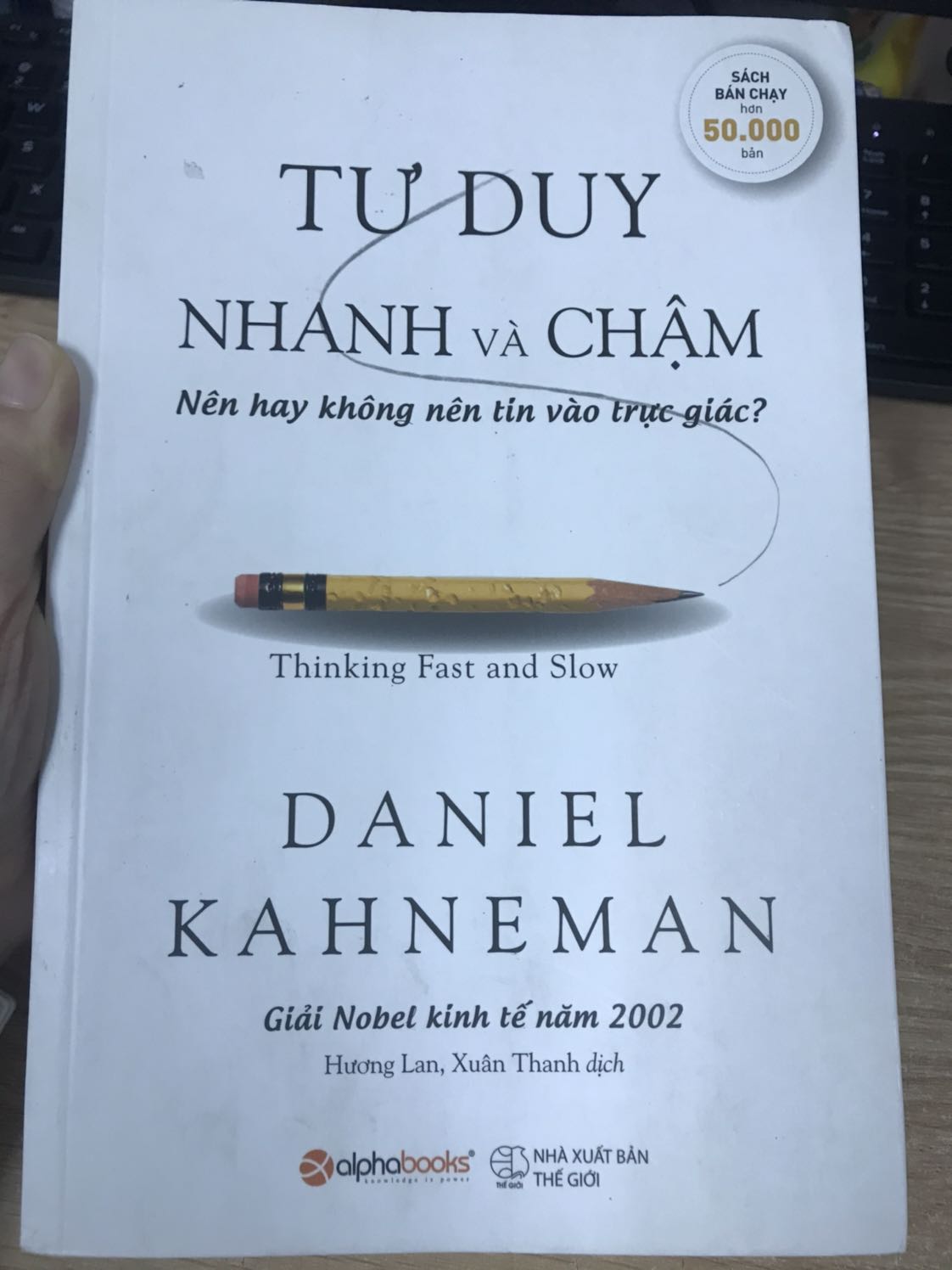 Tui mua sách mới mà khi nhận sách thấy thất vọng vô cùng. Sách vừa cũ, vừa dơ, vừa cong mép từa lưa trong chả khác gì cuốn sách secondhand. 
Tui khiếu nại lên đây chứ cũng chả thèm đổi trả làm gì mất thời gian. Ngồi cặm lau chùi sạch sẽ lại trông đỡ hơn rồi. Nhưng lần sau làm ơn giao hàng cho có tâm xíu. Thất vọng vô cùng.