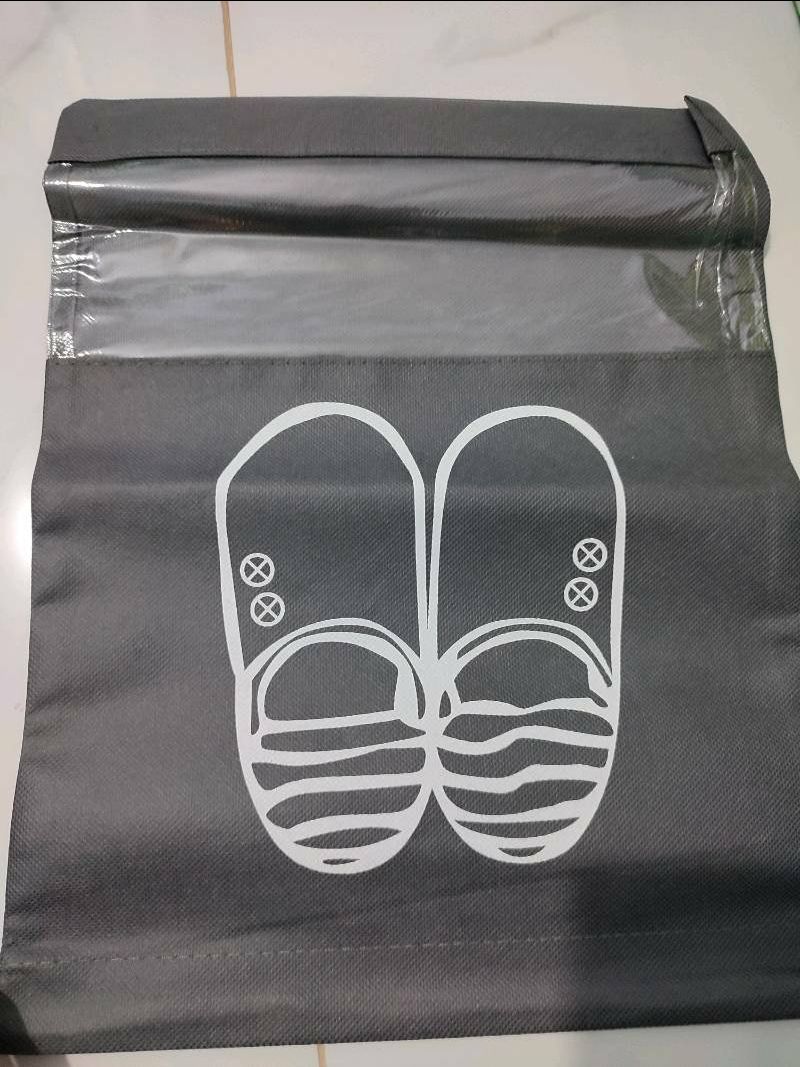 Túi to lắm ý m.n chất vải túi cũng rất dày dặn. Shop chuẩn bị  hàng giao  rất nhanh luôn .