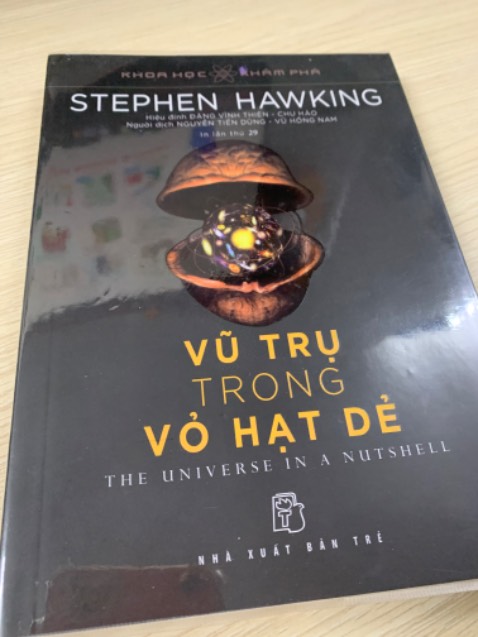 Sách hay, có trang ảnh màu, nhiều kiến thức và nhiều từ ngữ chuyên môn, đã cắt giảm tất cả công thức, cuốn này và Lược sử thời gian có nhiều phần kiến thức chung, có nhắc lại nhưng với những từ ngữ và tiếp cận khác nhau. Nếu đọc 2 cuốn lần lượt thì vừa khám phá, vừa ôn lại kiến thức. 
Tuy nhiên đây là một cuốn sách khá khó đọc với những người mới và không học vật lý nhiều