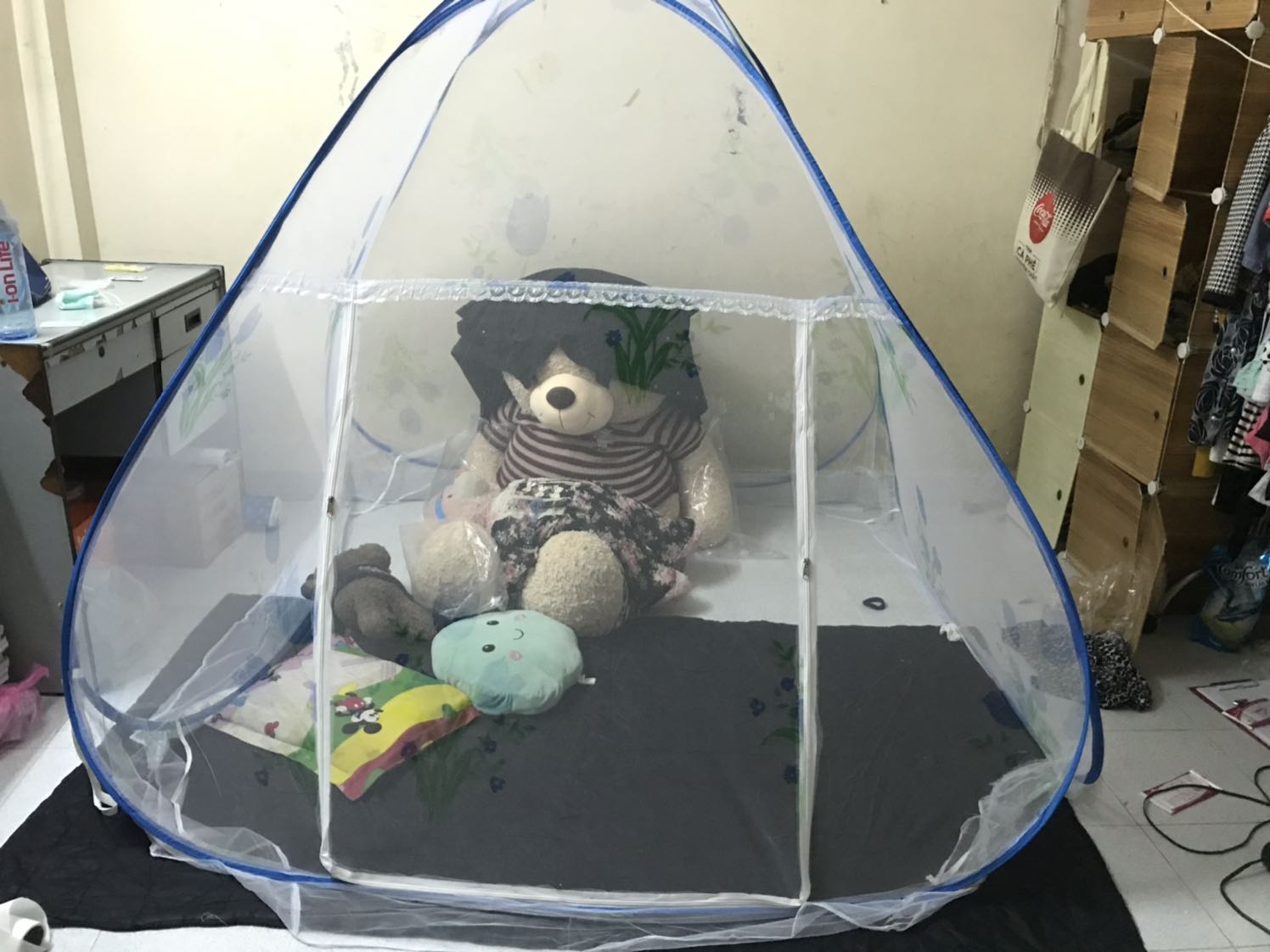 Mùng ơi ngoài đẹp hơn trong hình nhiều đó các bác. Họa tiết rõ và màu đẹp. Chất mùng dày dặn, mịn màng. Đường may tương đối kỹ. Bạn đầu mình sợ không xếp được nhưng coi clip trên mạng và học theo rồi sẽ làm được. Mới tập xếp thì hơi khó một tí nhưng hy vọng dần quen sẽ làm gọn hơn nè. Thép dẻo nên mọi người cứ tập làm mà hông sợ bị gãy nha.