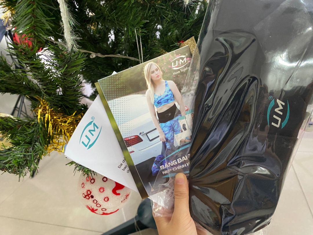 Đóng gói cẩn thận. Tài liệu đầy đủ. Mình sử dụng được mấy ngày rồi thấy giữ dáng tốt, làm việc trên máy tính đỡ đau vai, lưng. À mình phát hiện có cái thanh nẹp ở sau có thể tháo ra được