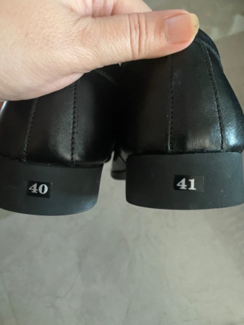 Tôi mua giày  nhận hàng như hình. Đep gia ca cùng hai lòng .  nhưng xem lai tôi đặt số 41 nhận hàng một chiếc 40 và một chiếc 41 . Tôi muốn đổi một chiếc 40 qua chiếc số 41 luôn , có gọi *** bao rồi mong được hỗ trợ đổi . Cảm on Tôi mua giày  nhận hàng như hình. Đep gia ca cùng hai lòng .  nhưng xem lai tôi đặt số 41 nhận hàng một chiếc 40 và một chiếc 41 . Tôi muốn đổi một chiếc 40 qua chiếc số 41 luôn , có gọi *** bao rồi mong được hỗ trợ đổi . Cảm on