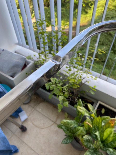 Giao hàng bị móp méo. không cẩn thận.