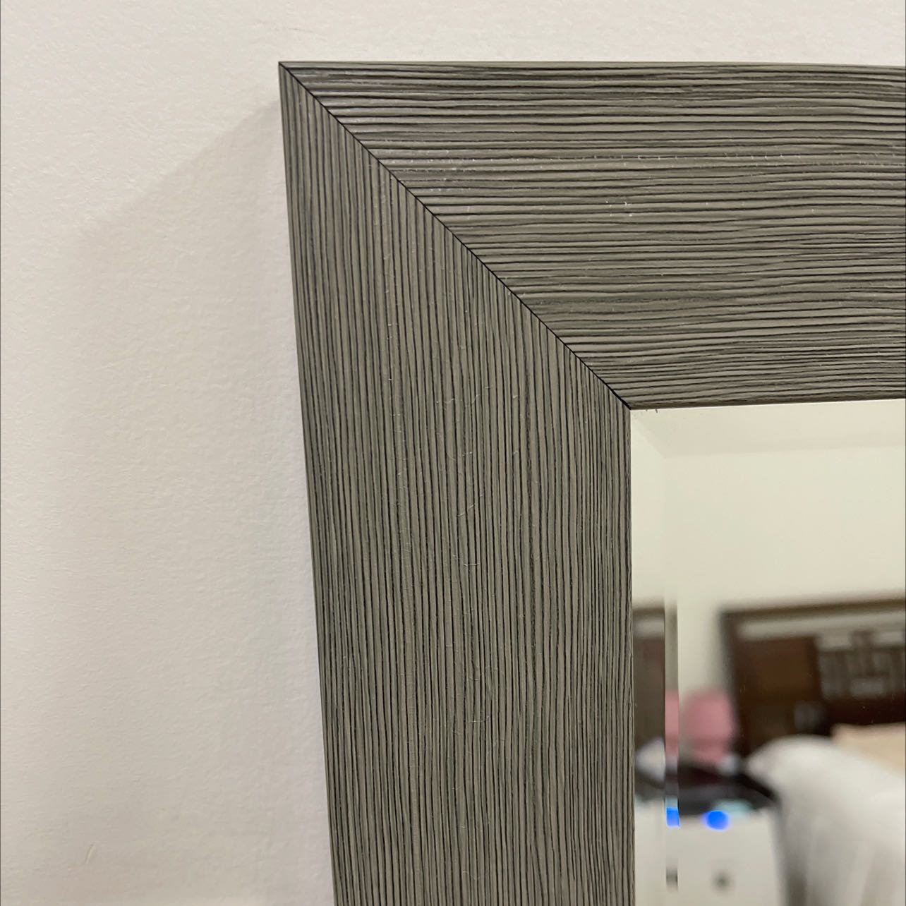 Màu gỗ đẹp như trong hình. Chất lượng kính ổn so với giá tiền, độ sắc nét 8/10. Miếng tem bảo hành keo rất khó lau.