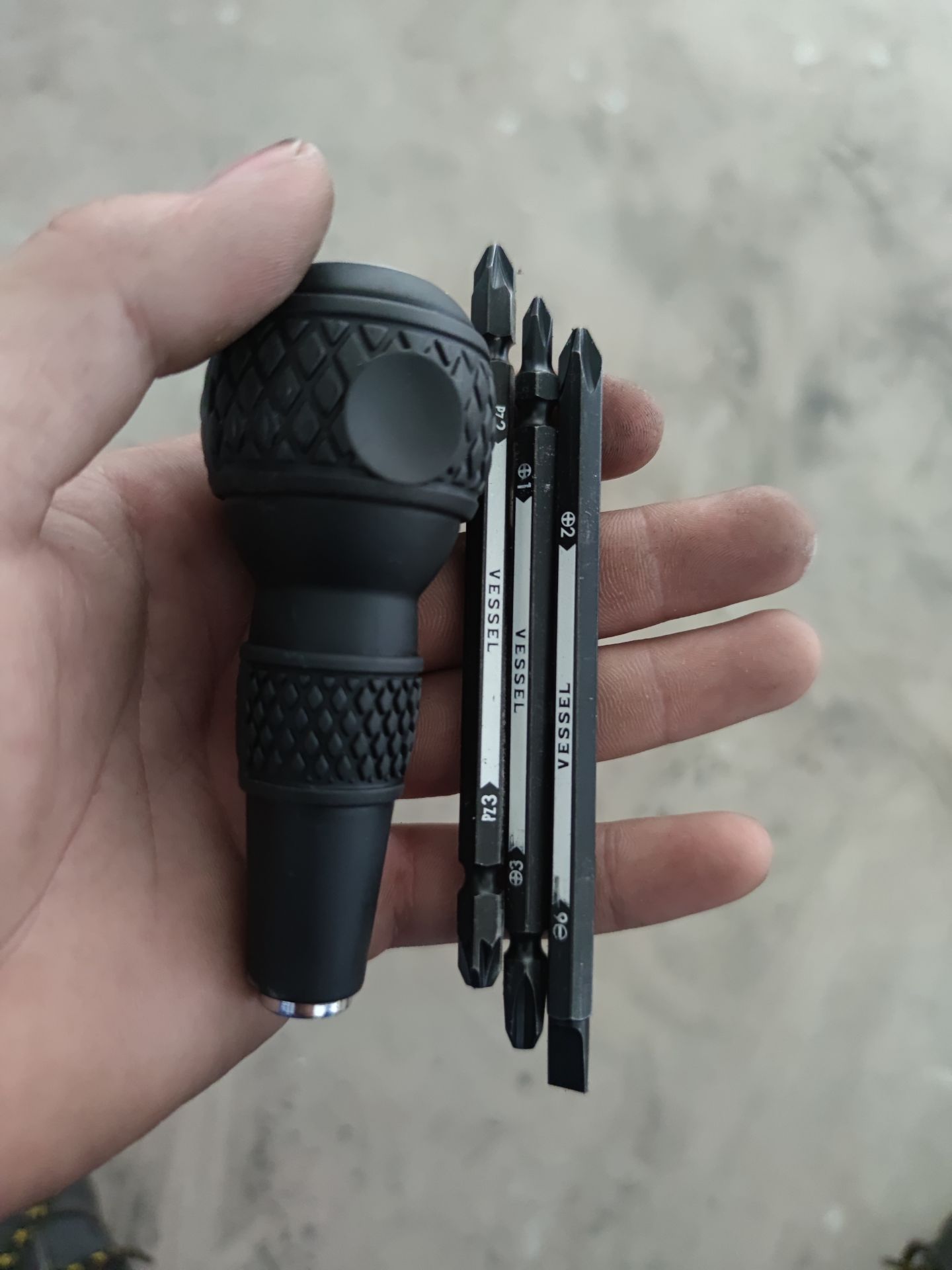 Sản phẩm chất lượng, cầm nặng tay. Cán có bọc cao su khi sử dụng bám tay lắm. Bộ này nhiều đầu vít nên tiện dụng lắm. Mức giá kèm chất lượng như này xứng đáng để sở hữu lắm