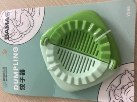 Nhựa dầy dặn chất lượng tốt, khuôn bám bột dễ làm lắm. Tiện lợi