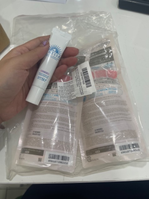 NGƯỜI GIAO HÀNG: mình không hề chê mình đặc biệt ấn tượng tốt với đội ngũ giao hàng bên TIKI, cũng có thể tuyến địa chỉ giao hàng của mình đều gặp các anh giao hàng thân thiện xịn sò

SẢN PHẨM: mình ưng nên thấy TIKI có combo rẻ lại tặng quà ok ổn áp nên mua, thật sự chia sẻ là TIKI có deal này bên nhà Anessa cực kỳ ổn thoả, mình có lời khen với đội ngũ hợp tác 2 bên, đỉnh chóp, không cần bàn sản phẩm vì mình xài hợp vad rất thích, kiềm dầu tốt và có tone up da nhẹ để cả ngày không bị xuống tone, da vẫn rạng ngời ráo mịn, chất dễ tán không bị vón cục, chỉ biết khen về sản phẩm thôi

GÓI HÀNG: mình thích cách gói hàng bên TIKK vì không để tên sản phẩm KH mua trên bill và đa phần hàng đến tay mình đều còn rất chỉnh chu và đẹp đẽ, có thể ở phần đóng gói và anh giao hàng có sự kỹ lượng nhẹ nhàng vs hàng của KH

TIKI: cái khiến mình đánh giá không cao là ở khâu nhà vận chuyển xử lý cồng kềnh đối với đơn hàng của mình, mình không có nhu cầu giao gấp và nói thẳng phí ship 50k nên tính ra mình chẳng hời bao nhiều, mình chọn giao fast bth nhưng chả hiểu sao tách đơn mình ra làm 2, mua sp tặng kèm quà mà sp 1 đơn quà 1 đơn :)) đã thế còn tính 4k (hẳn là VAT) cho từng đơn :)) thấy rất chi cồnh kềnh và phiền phức.