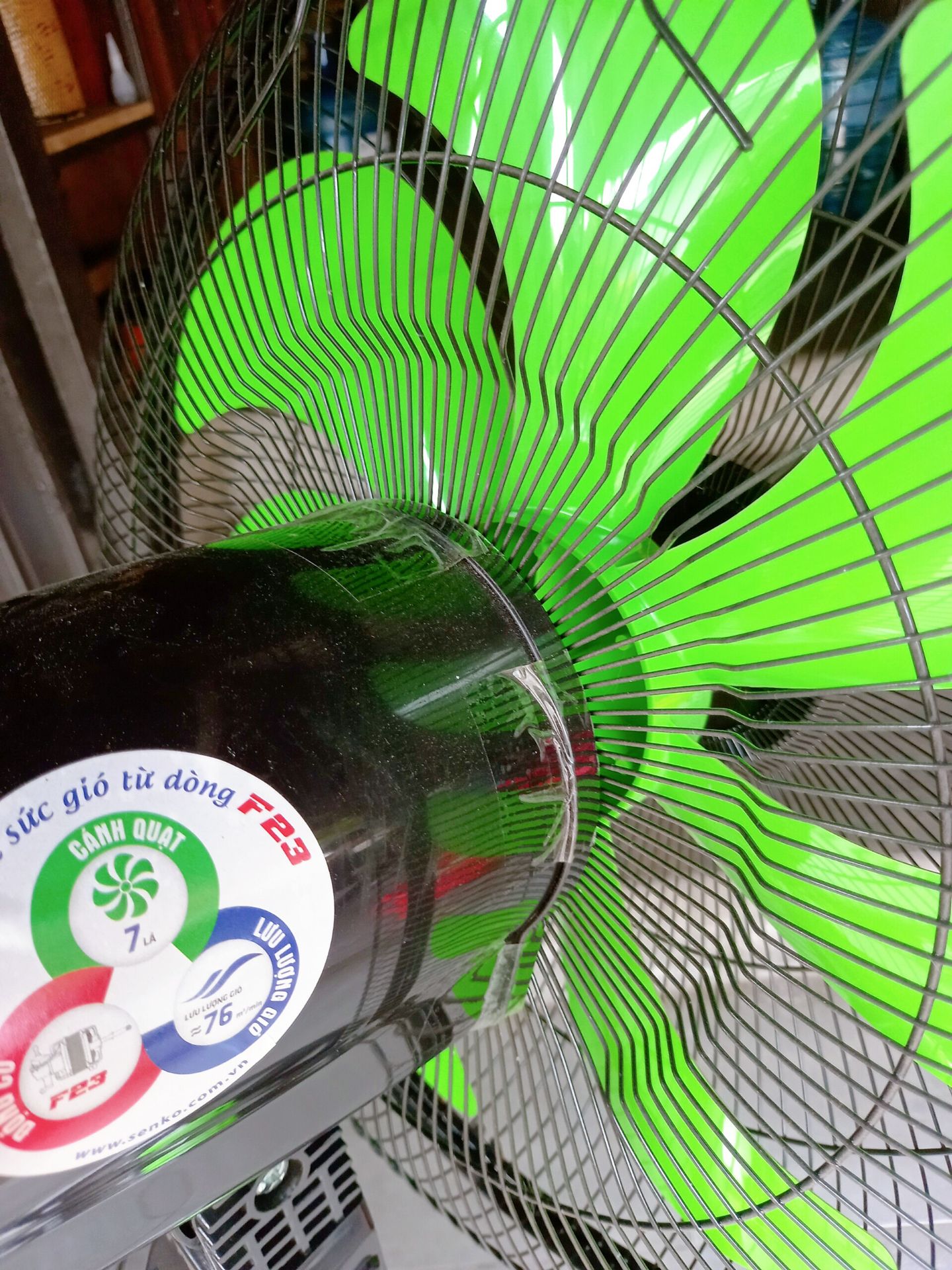 Mình đã dùng được 1 thời gian thì thấy quạt rất ok.
Chỉ có hôm vận chuyển đến, mình ráp quạt mà loay hoay hoài mà phần đầu không gắn được, mãi 1 lúc sau mới phát hiện ra cái chốt cố định bị gãy mất (có thể là do vận chuyển hay đóng gói) mình phải lấy băng keo dán nó lại.