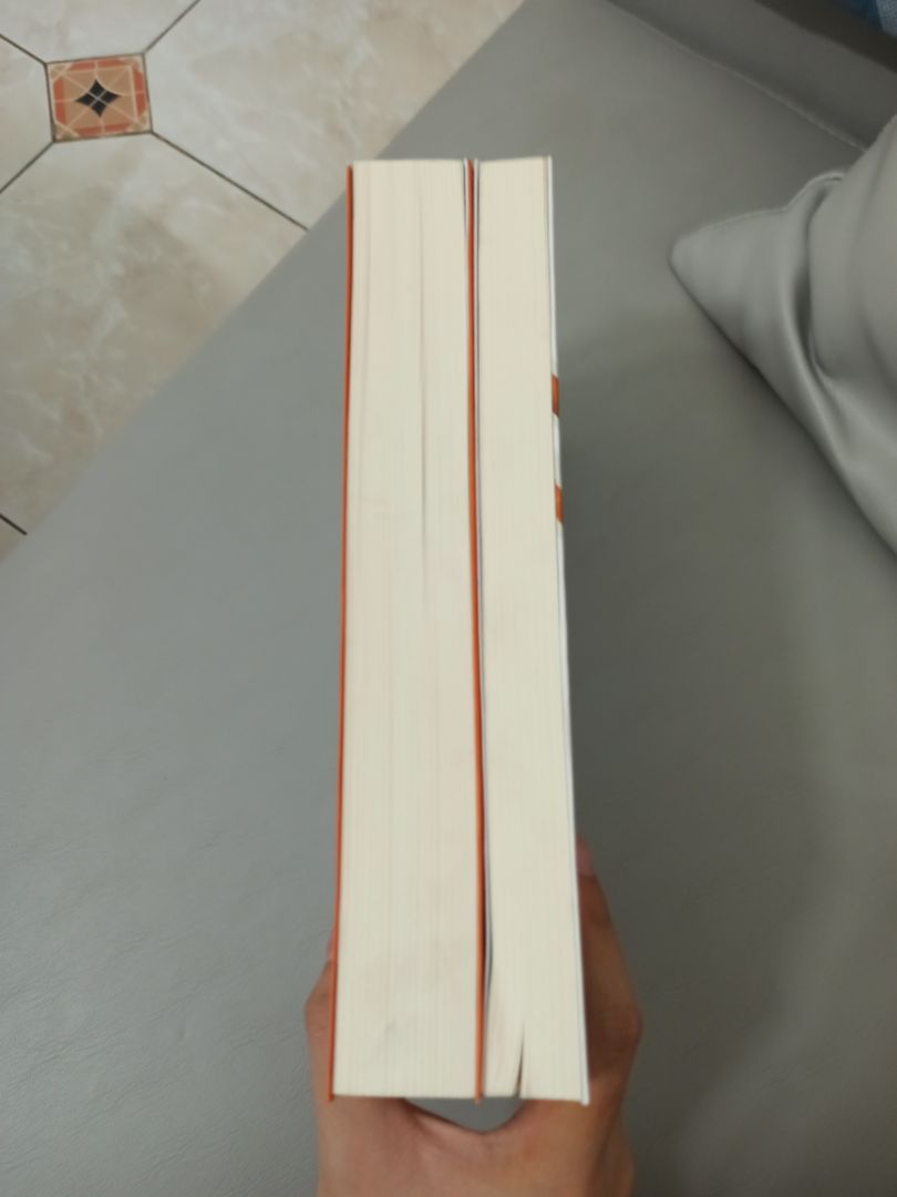 tiki giao đúng trước 12h luôn, tối hôm qua đặt là sáng nay có👍 Sách chỉ bỏ vô hộp nên có hơi cấn làm bị cong góc sách 1 tí nhưng khong sao. Nói chung là đang bị mê Nassim Nicholas Taleb nên định mua full bộ của ổng. Quyển này so với "Thiên nga đen" thì mỏng hơn 1 tí.