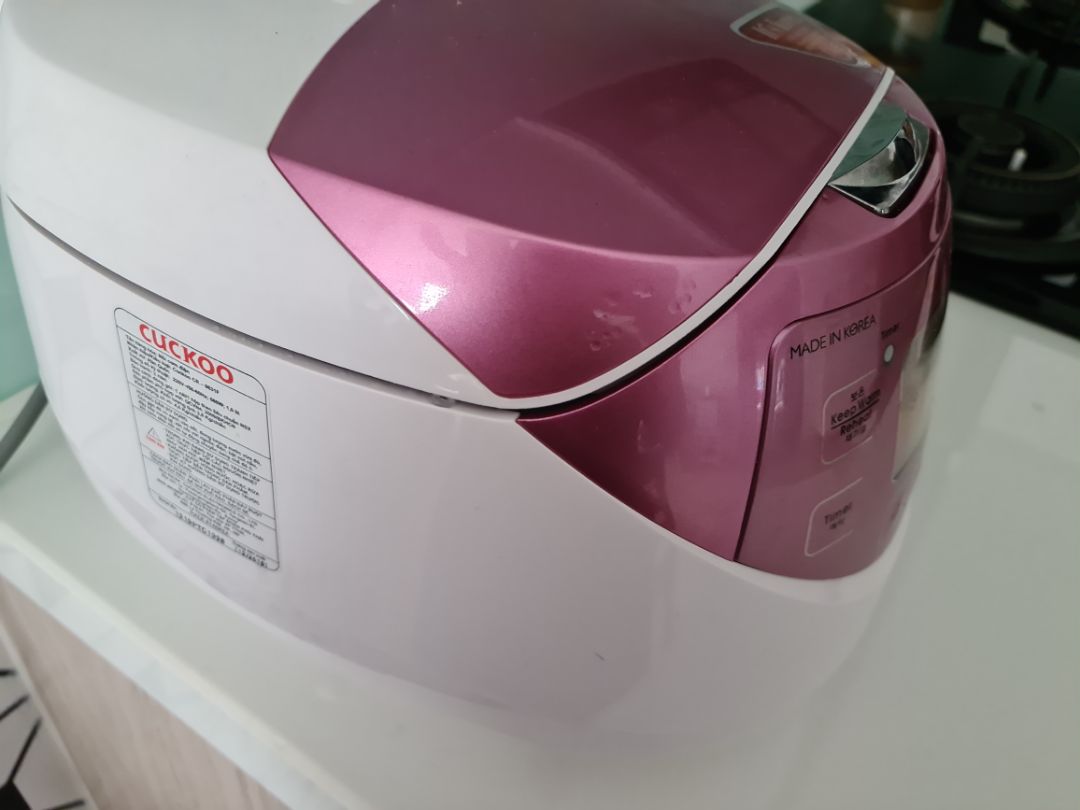 bình luận này đánh giá sau hơn 1 tháng sd. Lúc nhận hàng do ko quay video nhưng hộp nồi đã bị mở ra rồi. M nghĩ có thể bên bán kiểm tra trc khi giao nhưng sau tg sd mình quá thất vọng. nắp nồi không khít. Lúc nấu bay hơi nước đọng lại quanh nắp. Hộp đựng nước ko hứng hết nước bị chảy ra ngoài. so với nồi 500k thì dĩ nhiên cơm ngon nhưng so với giad 2 triệu thì ko xứng giá tiền. quá thất vọng với Tiki trading