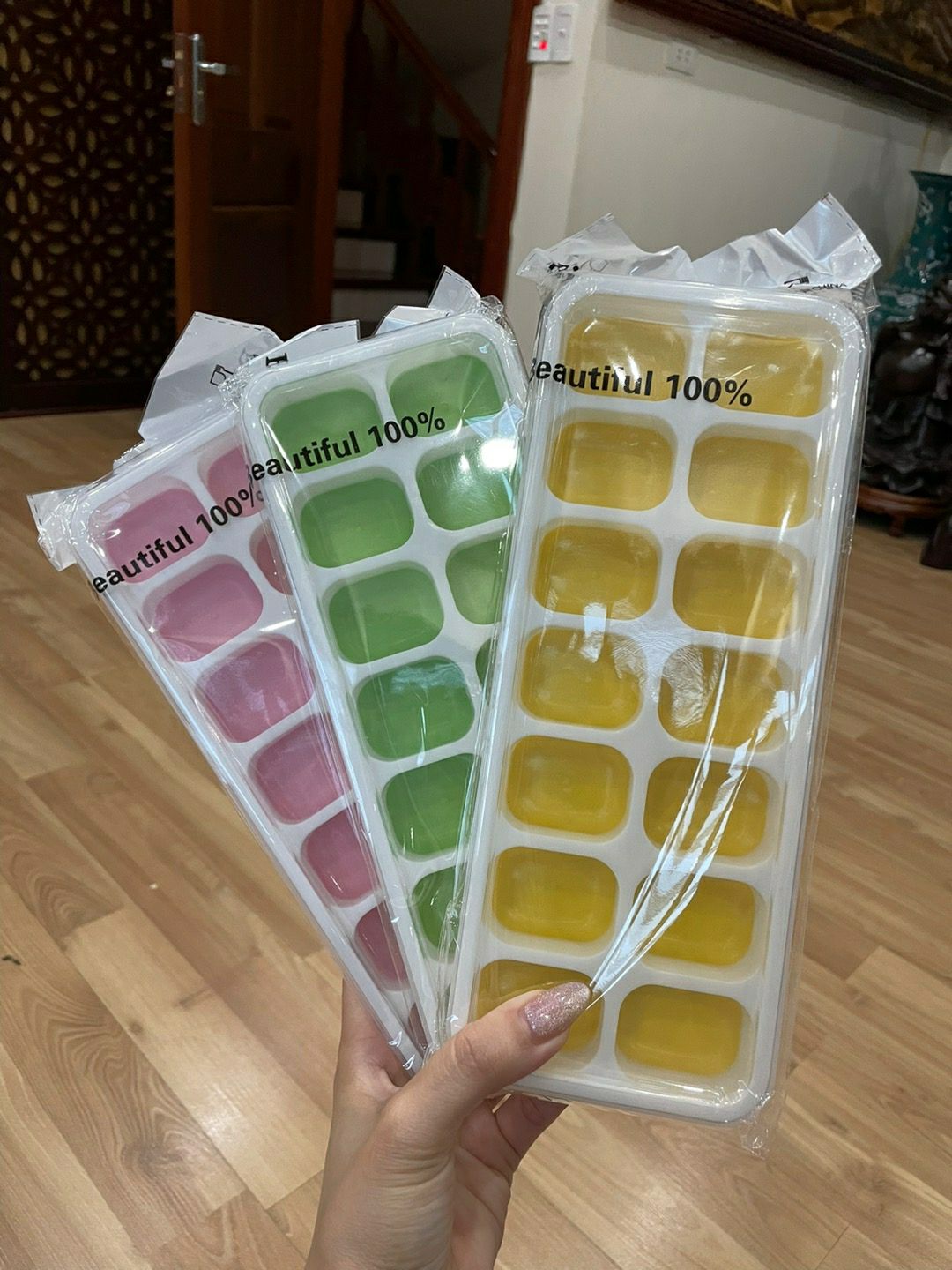 khay đá coa nắp đậy, k bị hôi mùi nhựa, phần silicone mềm, thể tích viên đá k to k nhỏ , good