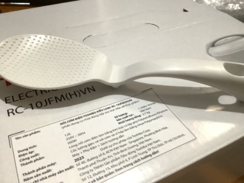 Đầu tiên luôn phải khen tốc độ Gh siêu nhanh của TIKI trading (dù mình đã quen mua hàng ở TIKI và trải nghiệm nhiều lần), đêm đặt - trưa hôm sau nhận được luôn nên có mất chút phí cũng happy.
Đóng gói siêu cẩn thận , bóc còn mệt hết cả người ^^ vừa lớp chống sốc + nilon kín mít, này VD có mưa cũng không ảnh hưởng 
Về nồi, điểm cộng:
- Mới toanh, sx ở VN 
- Gia công chắc chắn, lòng nồi và vỏ dày 
- Nấu cơm nhanh 
- Thìa thiết kế rất hay , để trên mặt phẳng không bị bẩn thìa 
- Khay chứa nước khá lớn ( lúc đầu chưa biết mãi không lấy ra được) 
Sẽ bị mùi 2-3 hôm đầu nên mn cứ mở rồi , lau qua cho nhanh hết mùi
Nồi nấu cơm ráo nước hơn nồi cũ của mình nên phải cho nhiều nước hơn.