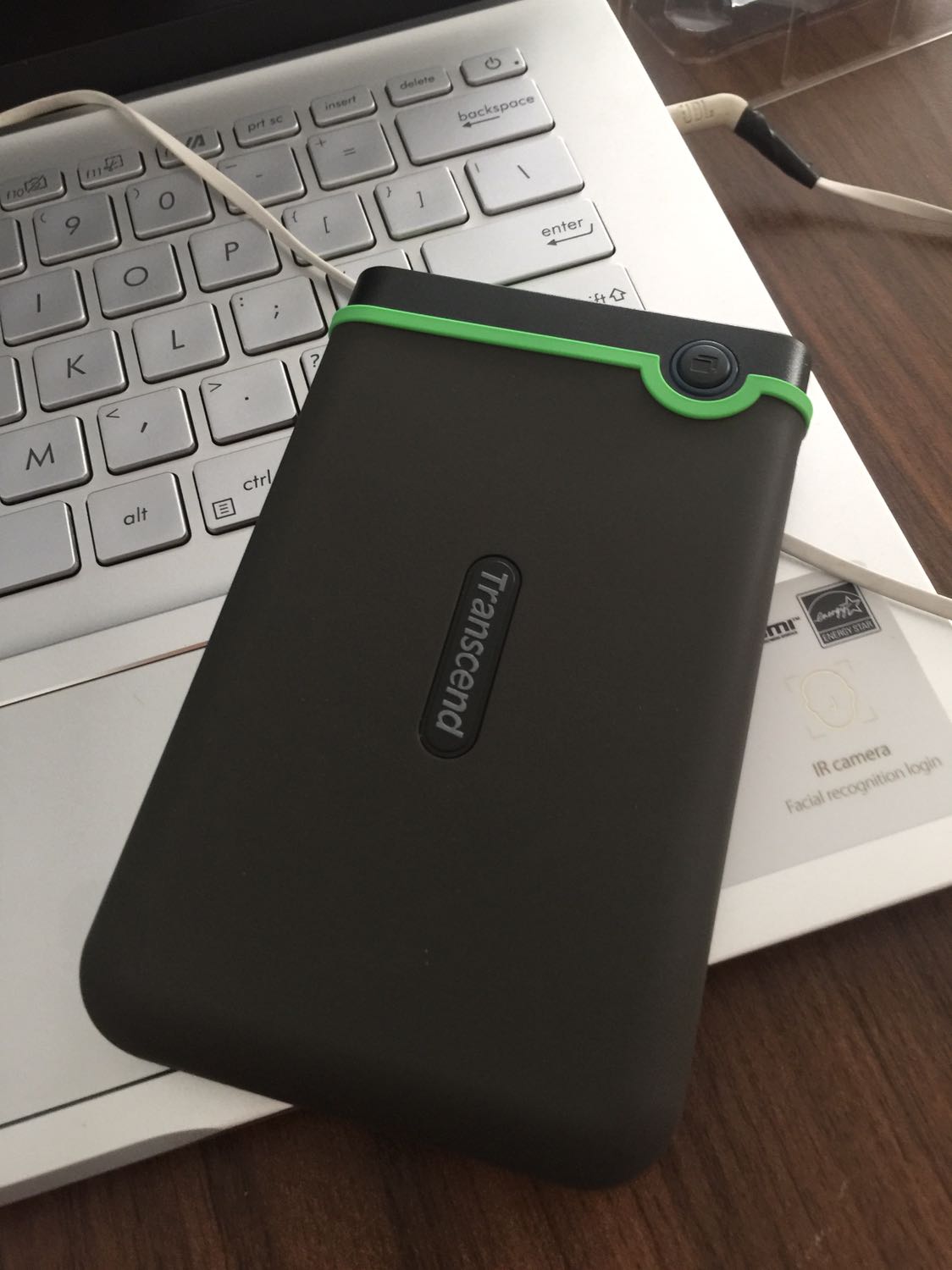 Mình sẽ không nhận xét nhiều về chức năng cũng như độ bền của sản phẩm bởi mình mới chỉ mua chưa đuoc 1 tuần. Ấn tượng đâu tiên là thiết kế cao su mang lại sự chắn chắn. Hoàn thiện sản phẩm tốt. Tốc độ đọc chép khá tốt. Có 1 gợn nhỏ là khi mình xem dung lượng thực thì đâu đó chỉ có 940gb. Tiki giao hàng nhanh và chính hãng nên không có gì để chê.