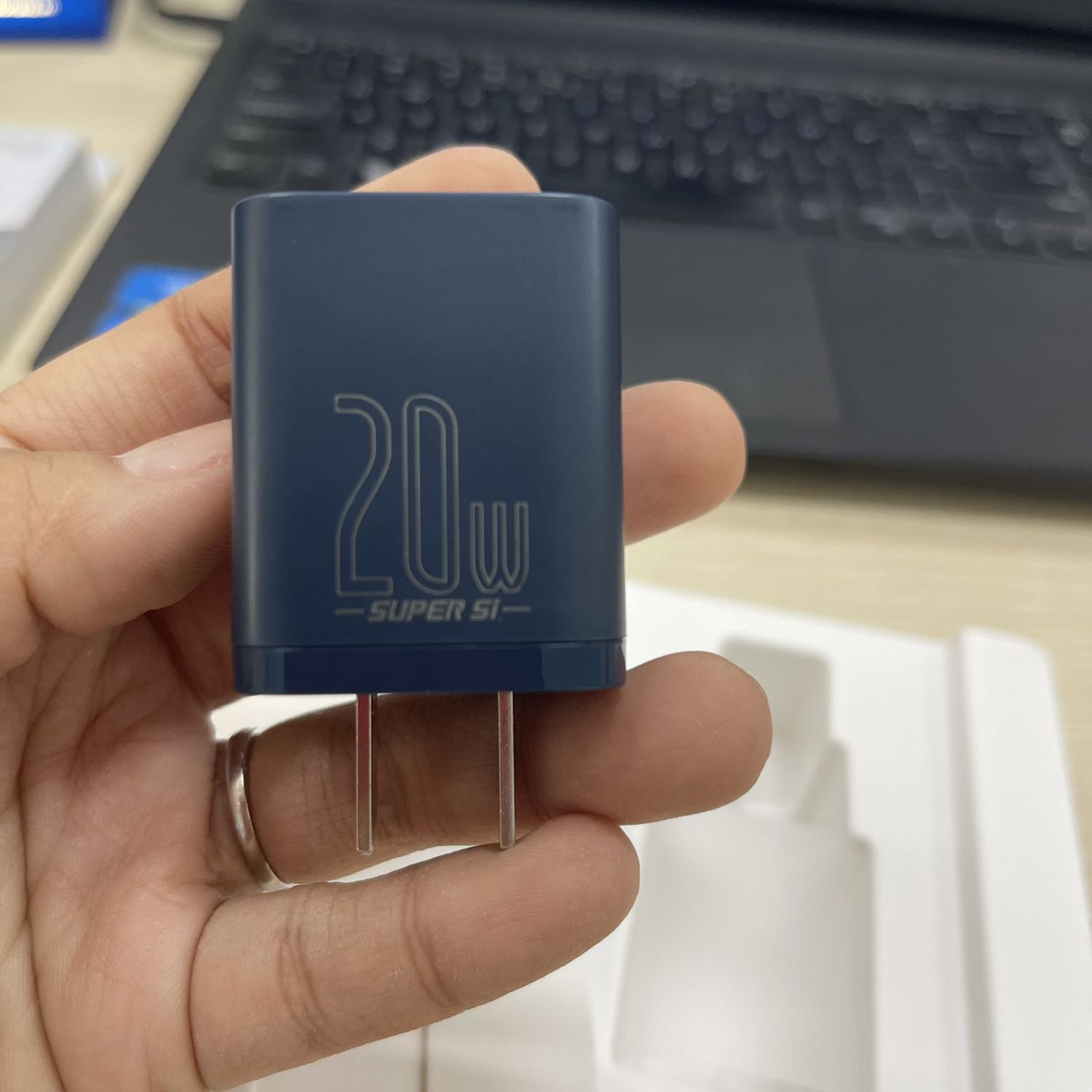 Đóng gói cẩn thận. Giao hàng nhanh. Sạc nhìn chắc chắn. Chưa dùng thử nên chưa biết sao.