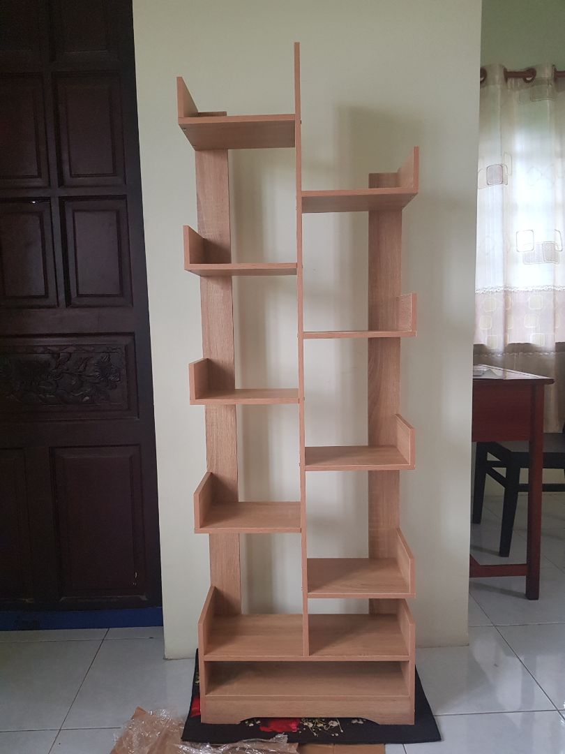 Sản phẩm đóng gói chắc chắn, giao hàng đúng hạn. Có 1 cuốn hướng dẫn lắp sản phẩm và một bịch vít bên trong. Các bước hướng dẫn lắp kệ rất dễ hiểu, dễ dàng để làm theo. Vị trí các lỗ bắt vít cũng rất khớp, không bị lệch. Tuy nhiên, bộ của mình thiếu mất 3 con vít và phần gắn đế chân kệ không có lỗ sẵn, phải đục lỗ để gắn vào. Nói chung kệ rất đẹp, chắc chắn, thật sự giá rất rẻ cho một cái kệ như vậy luôn. n