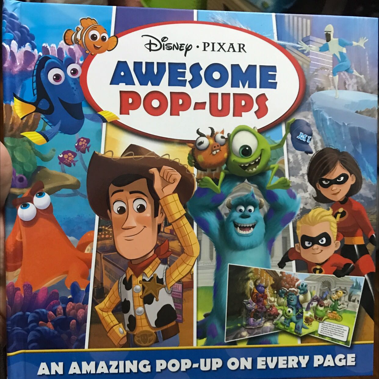 Cuốn sách pop up các cảnh trong phim Disney Pixar. Sách gồm 4 cảnh trong 4 phim: Toy Story, Monster Inc, The Incredibles, Finding Dory. Mình rất thích cuốn sách này.