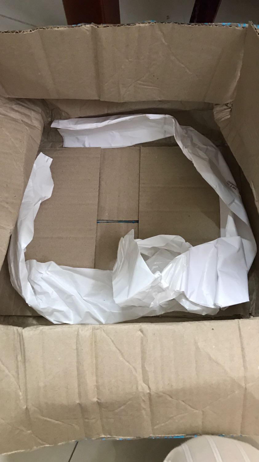 Phần đóng gói mình thấy rất hời hợt không chắc chắn, làm cho bìa sách bị méo cong. Tuy không quá đến nổi phải đổi trả, nhưng mình cảm thấy rất buồn vì sự thiếu ân cần trong việc đóng gói sách của tiki trading…