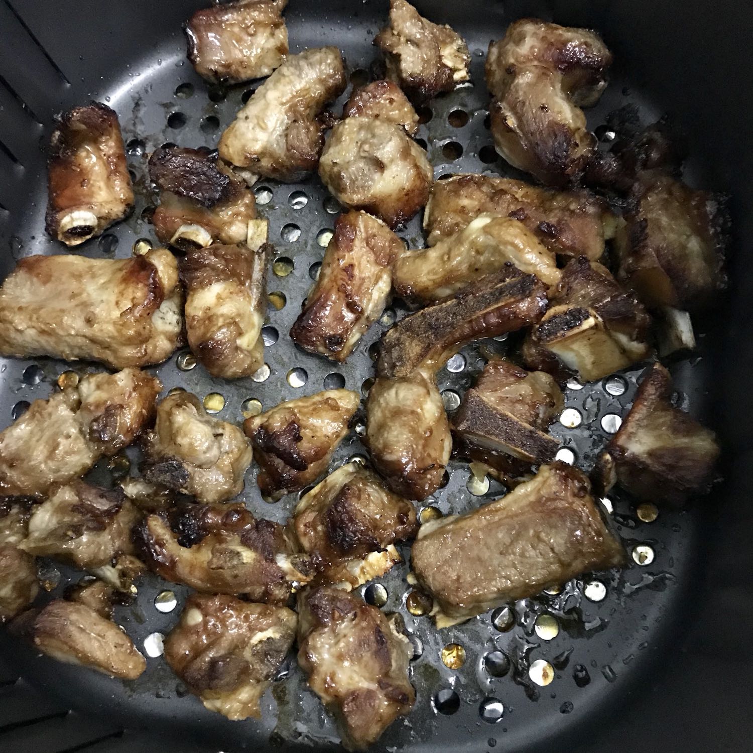 Mình xài nồi thấy khá tốt, ko có mùi nhựa. Nồi mới trước khi xài mình vệ sinh bằng cách lau bằng nước chanh rồi rau khô lại. Nồi bên trong có lớp chống dính hơi bị nổ hạt như hình, nếu xài lâu sẽ bị tróc ra. Nướng thịt và khoai tây, chiên chả giò ổn. Chiên cá thì phải phết 1 lớp dầu ăn và khứa nhẹ vài đường trên da thì cá mới dòn. Nói chung là khá hài lòng với sp này. Nồi hơi to, nấu êm.