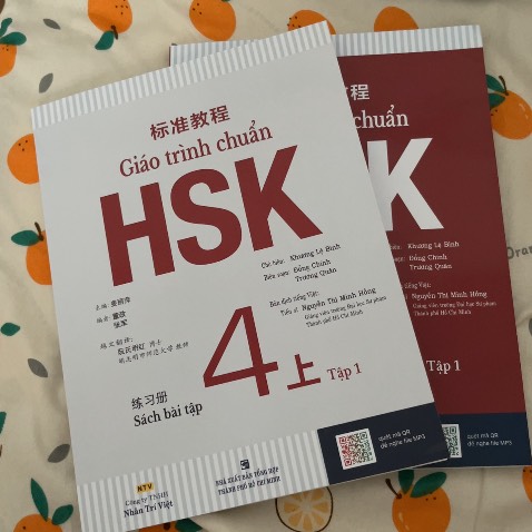 Hàng nhận sớm hơn dự kiến trên app hiển thị. Cảm ơn Fahasha rất nhiều vì đã tặng cho mình món quà, rất bất ngờ ạ. Đến tay thì bánh có bị vỡ nát hết rồi nhưng mình rất trân trọng tấm lòng của nhà sách .Tìm khắp nơi thì Fahasha trên Tiki là giá tốt nhất rồi. Còn hai cuốn tập hai lần sau mình nhất định sẽ đặt tiếp chổ này nữa 🥰