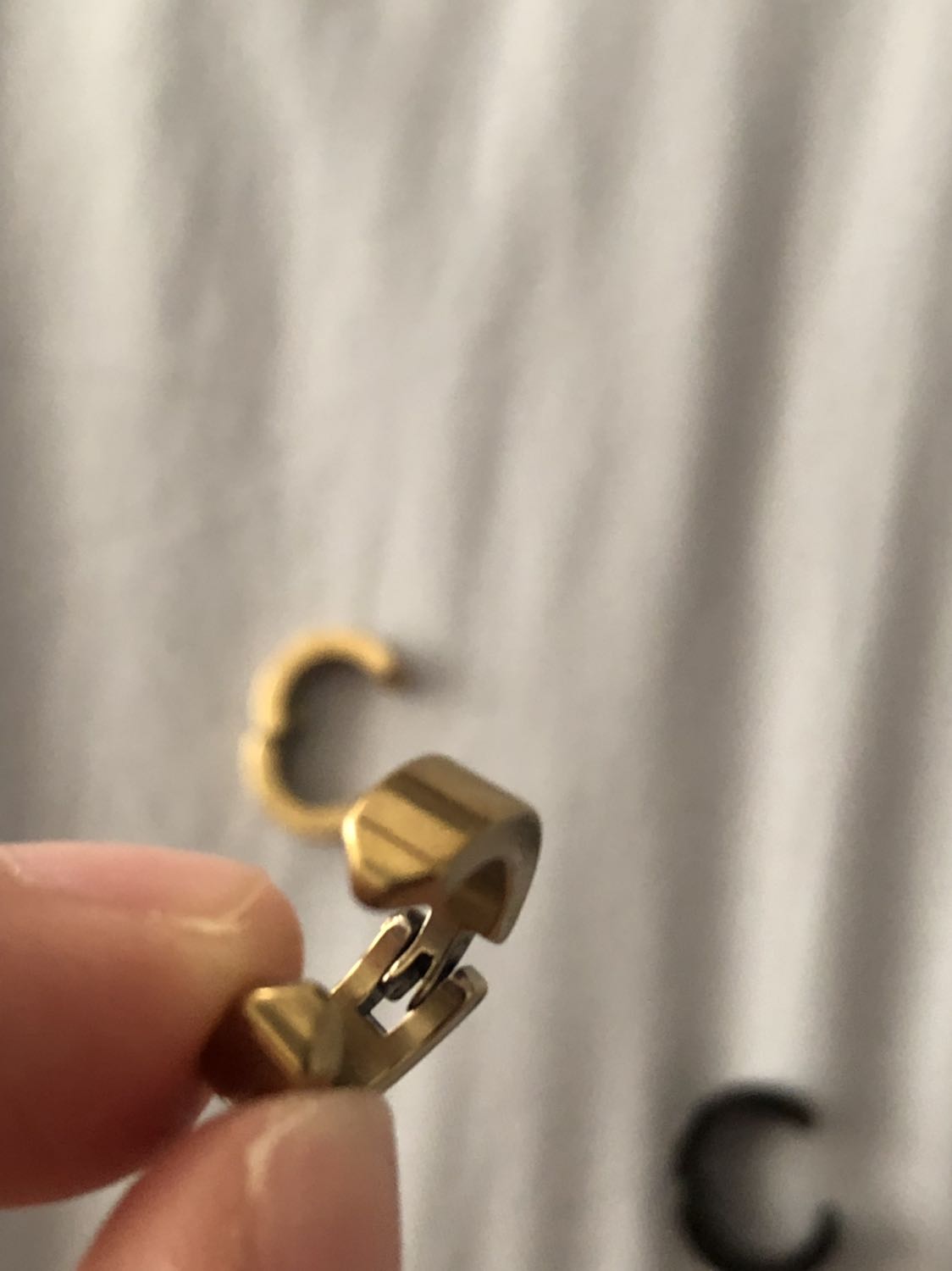 Mình đặt hai đôi; đôi màu đen thì chắc chắn; đặt đôi trắng thì bị giao màu vàng và chốt bị cong thế  này . Bản khá to cho những bạn ngầu ngầu đeo dc, mình thích loại mỏng lại 1 chút. Nếu giao đúng màu và k bị như trên thì mình sẽ cho cao sao hơn ==