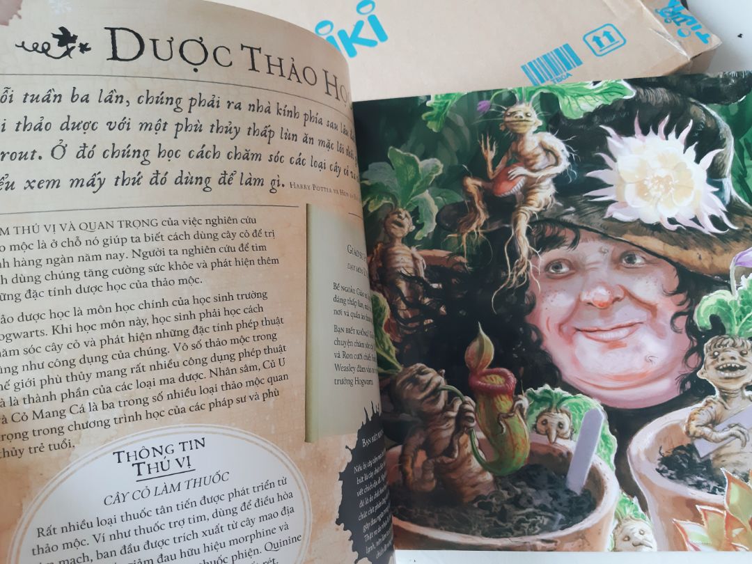 Sách đẹp xuất sắc. Các hình ảnh, chi tiết minh họa khá bắt mắt. Chất lượng giấy tốt; Bìa sách óng ánh trang trí đẹp. Là một PotterHead thì mình thấy quyển này nên được đưa vào bộ sưu tập HP, rất hợp lý luôn. 
Đọc các nhận xét trước (nào là lỗi gáy sách,...) cũng làm mình khá băn khoăn khi đặt mua sách. Nhưng khi mua quyển này xong lại thấy rất hài lòng về sản phẩm này.
Ngoài ra vừa đặt hàng hôm trước (T6) vậy mà hôm sau (T7) đã có hàng giao đến rồi. Hơn nữa cảm thấy khá vui vì gặp anh giao hàng thân thiện, không có gắt gỏng như bạn mình nói.
Lời nhận xét đến đây là hết. Cảm ơn Tiki.