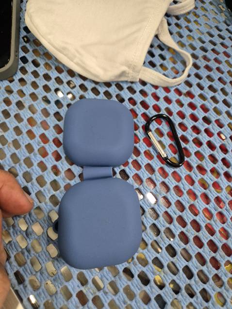 Màu trên ảnh đẹp hơn thực tế. Ốp vừa vặn tuy nhiên cái móc giữ vào một nửa ốp có vẻ không chắc lắm.