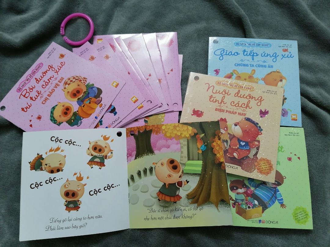 Sách đẹp, màu sắc tươi sáng, hình vẽ dễ thương,  nhiều câu truỵên đa dạng khác nhau. 1 bộ có nhiều cuốn nhỏ kèm móc tròn giữ sách. Nhưng mà móc nhựa cứng khá dễ gãy.