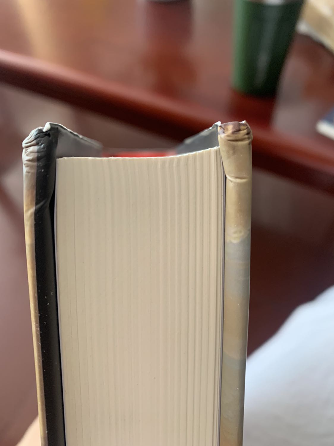 Sách bị hỏng trong quá trình vận chuyển.
Đối với Tôi , sách rất quý giá nên việc hỏng sách là một lỗi không thể chấp nhận